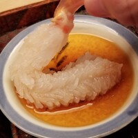 緒方 - ⑤間人蟹の脚(下から2番目)のお造り、生姜入り酢醤油
                生姜入り酢醤油って間人蟹に合いますね！
                主張し過ぎず食材そのものにスポットライトを浴びせるかの如くです♪