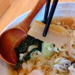 麺や ポンチ亭 - 【2019.12.22(日)】白醤油ラーメン(並盛)600円のメンマ