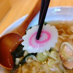 麺や ポンチ亭 - 【2019.12.22(日)】白醤油ラーメン(並盛)600円のナルト