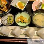 Farmers Table 八十八 - お握りランチ。おかずが沢山♪ポテサラは玉ねぎのスライスが入った緩めタイプ。サラダの糠ドレッシングが美味しい