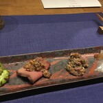 春香楼 - 2019年7月右から真鯛のカルパッチョ、イワシの中華風なめろう、十勝若牛のローストビーフの上には十勝マッシュとクルミのソースかけ、そら豆の芽菜（ヤーツァイ）