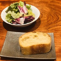 ココカラ フランス編 - 自家製パンとサラダ