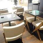 ル・ショコラ・アラン・デュカス - シックな店内