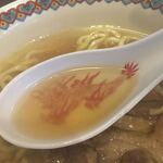 仙台中華そば 銘店嘉一 - スープは透き通る鶏ガラ系です