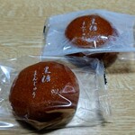 丸峰庵 - 黒糖まんじゅう（ノーマルとイチゴ）