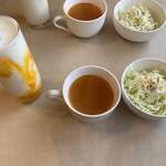 スパイスカフェ ホウ - 料理写真:手前の3つが1人分 飲み物はマンゴーラッシー