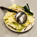 Giyuu Motsunabe Kawabata - あらかじめ付いてる追加用の野菜。必然的にもつも追加。