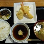 Tempura Dokoro Tenten - 天ぷら定食 「さくら」の1皿目、えび、白身魚、玉ねぎかき揚げ