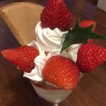 君ヶ浜ベイハウス - 苺のパフェ　どアップ