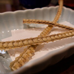 うなぎ 魚政 - 骨煎餅はパリパリ♪ 　塩が効いてて美味しい