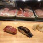 北海寿司 うに丸 - 漬けまぐろ、炙りいわし、各１９０円。後口が悪すぎて。。。