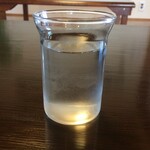 たなぽん食堂 - お水の入ったコップ、ちょっと何かを想像させる形状です