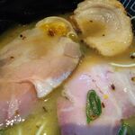 中村麺三郎商店 - 特製白湯らぁ麺、チャーシューＵＰ