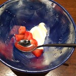 料理とワイン じょかーれ - 自家製のスパイスのパンナコッタとイチゴのマリネ