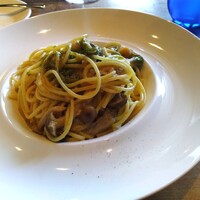 ラディカーレ - キノコの旨味はグルタミン酸、貝の旨味はコハク酸（この二つに相乗効果は無い）。しかし、ここにバジリコの風味が加わると、新しい組み合わせの美味さが誕生