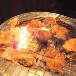 Namba minami sakaba jounetsu horumon - 炭火で丁寧に焼きあがりました。美味そうです。