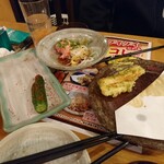 一軒め酒場 武蔵境店 - 二人が食べてた残骸…
                                ひさしぶりに会う当時両思いだった、自称キムタク似(？)のIくん。
                                ちょっと太ったけど、元気そうでよかった♡
                                破天荒でおもしろいキャラは、あのときのまんまでした(笑)