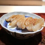 菊鮨 - あこや貝・串焼きで・・以前も頂いたことがり増すけれど、コリコリ食感で噛むと甘みを感じます。