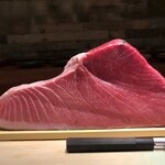 菊鮨 - 立派な鮪が登場（三厩みんまや・青森）・・見とれます、最高の鮪だそう。 この後、左側の「大トロ」部分を頂きました。^^