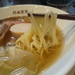 らーめん 鉢ノ葦葉 - 中細のストレート麺。モチモチ食感。