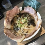 細麺屋　くわとろ - 黒マー油豚骨らーめん チャーシュー多め 1040円