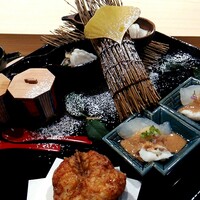 よし澤 - 八寸（トラフグの焼き塩造り(?)、ふぐ皮、キノコ7種のすりながし、カワハギ肝醤油）