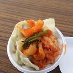 ゆりあげ港朝市 - 水餃子500円 無料で食べれるキムチを乗っけて