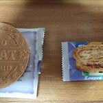 農家食堂およね - 左ブルーベリーゴーフレット、右ブルーベリーパイ