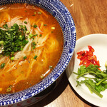 ベトナム南部伝統料理 フーン ナム - ブンボーフエに生唐辛子、パクチーで風邪予防。お値段外税で地味にコストアップ。