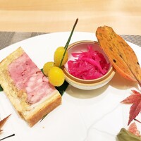銀座 大石 - 八寸：山バトと山ウズラのパテ、銀杏、紅葉の葉の下に赤キャベツのマリネ