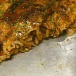 Okonomiyakiya Mattyo - うどん肉玉断面