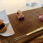 ラ クレリエール - 2019.12.  ブータンノワールのミニバーガー
      パテドカンパーニュ(山栗・カシス)
      セルヴェルドカニュ(キオッチャ・バスク産チョリソー・ライム)