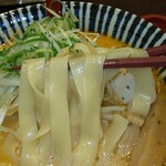 めんや薫寿 - 海老ワンタン麺の平打ち麺(R1.12.4撮影)