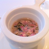 日本橋紫苑 - ばらの花入りジャスミン茶