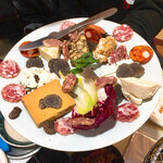 焼肉 はせ川 - チーズとサラミの盛合せ660円