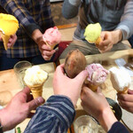 焼肉 はせ川 - 最後にサービスで出されたアイスでカンパ～イ！