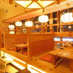 Ichigoya - ガラス窓から通りを見下ろすお座敷席。広々とした木のテーブルでゆったりとおくつろぎいただけます^^