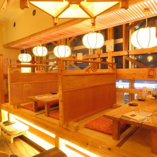 Ichigo ya - ガラス窓から通りを見下ろすお座敷席。広々とした木のテーブルでゆったりとおくつろぎいただけます^^