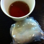 元祖千成もなか - 塩大福（100円）とサービスのほうじ茶