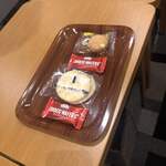 イオンラウンジ - テーブルにお菓子をおいて
ドリンクを貰いに行きます