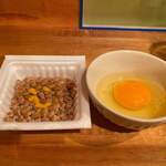 酒処 つがる - 納豆と生玉子はセルフで取ってきます。