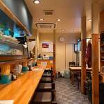 酒処 つがる - カウンター席＋テーブル席一卓