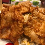 ラーメン中華食堂 新世 - チキンチャーハンのドアップ。チャーハンが唐揚げにかーごめかーごーめーされてほぼ見えてない。