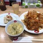 ラーメン中華食堂 新世 - チキンチャーハン・820円＆スープ・30円＆半餃子・200円。全て税抜き。