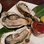 炭屋 - 岩手産 生カキ　一番奥の牡蠣はオマケ