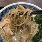 Izumo Soba - 十割かな。一本一本が短く、ぶつぶつ切れます。好み。