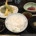 うまいものあり 孝太郎 - 天ぷら盛り合わせとお刺身定食1000えん ご飯大盛り無料