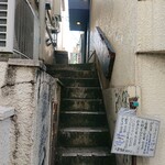 Taishuushokudou Bi-Toru - 隠れた裏口は正面玄関の裏通り。階段で地上(？)へ。