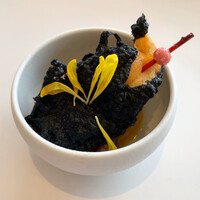 アマンダン セイル - シェフお任せ特別コース
                    ［突き出し アミューズ］鯛の竹炭フリット