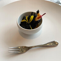 アマンダン セイル - シェフお任せ特別コース
                    ［突き出し アミューズ］鯛の竹炭フリット